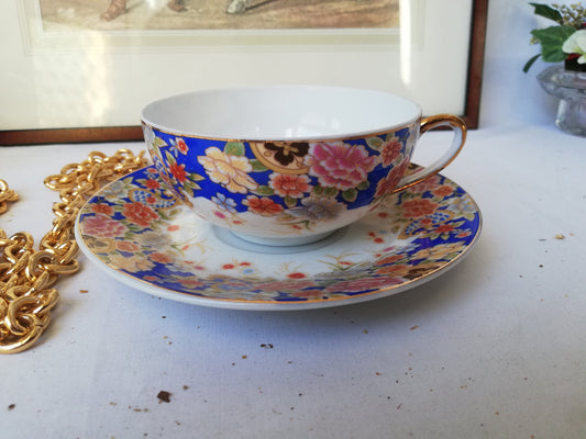 ALTOM Porzellan-Sammeltasse mit Untertasse und bunten Blumen, Gesamtansicht