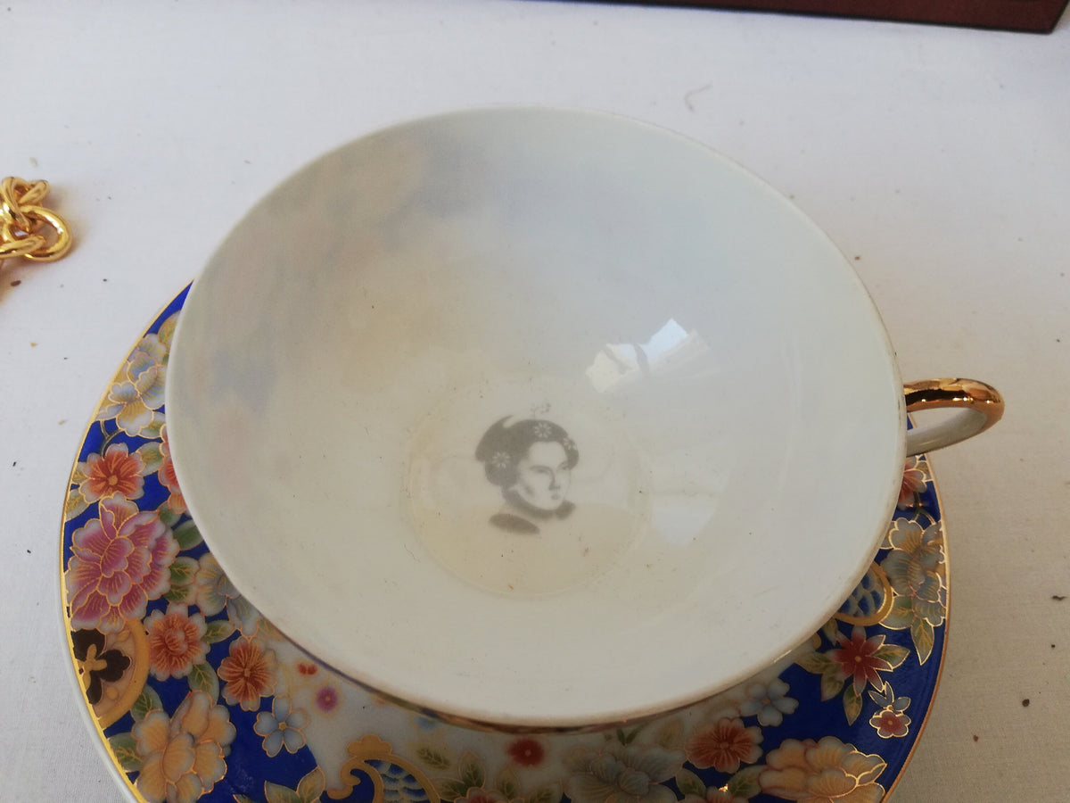 Untertasse mit Blumendekor von oben
