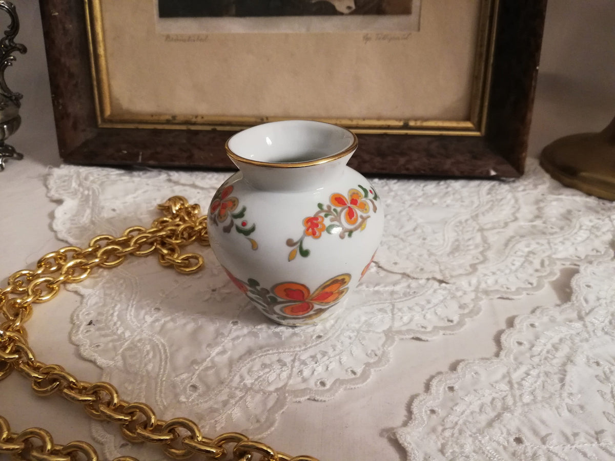 Kleine Porzellanvase mit Frühlingsblumen, Gesamtansicht