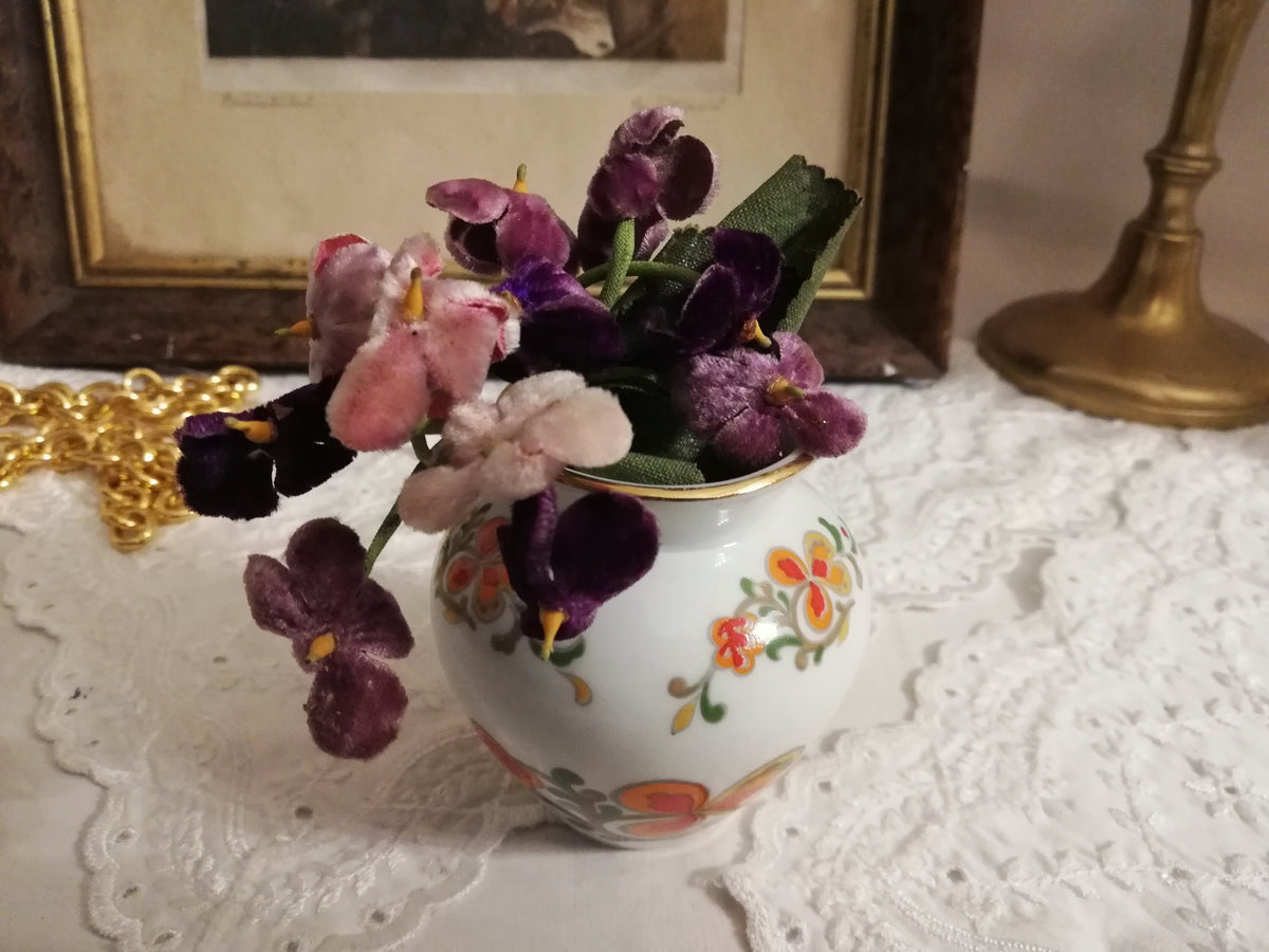 Vase mit kleinem Blumenstrauß