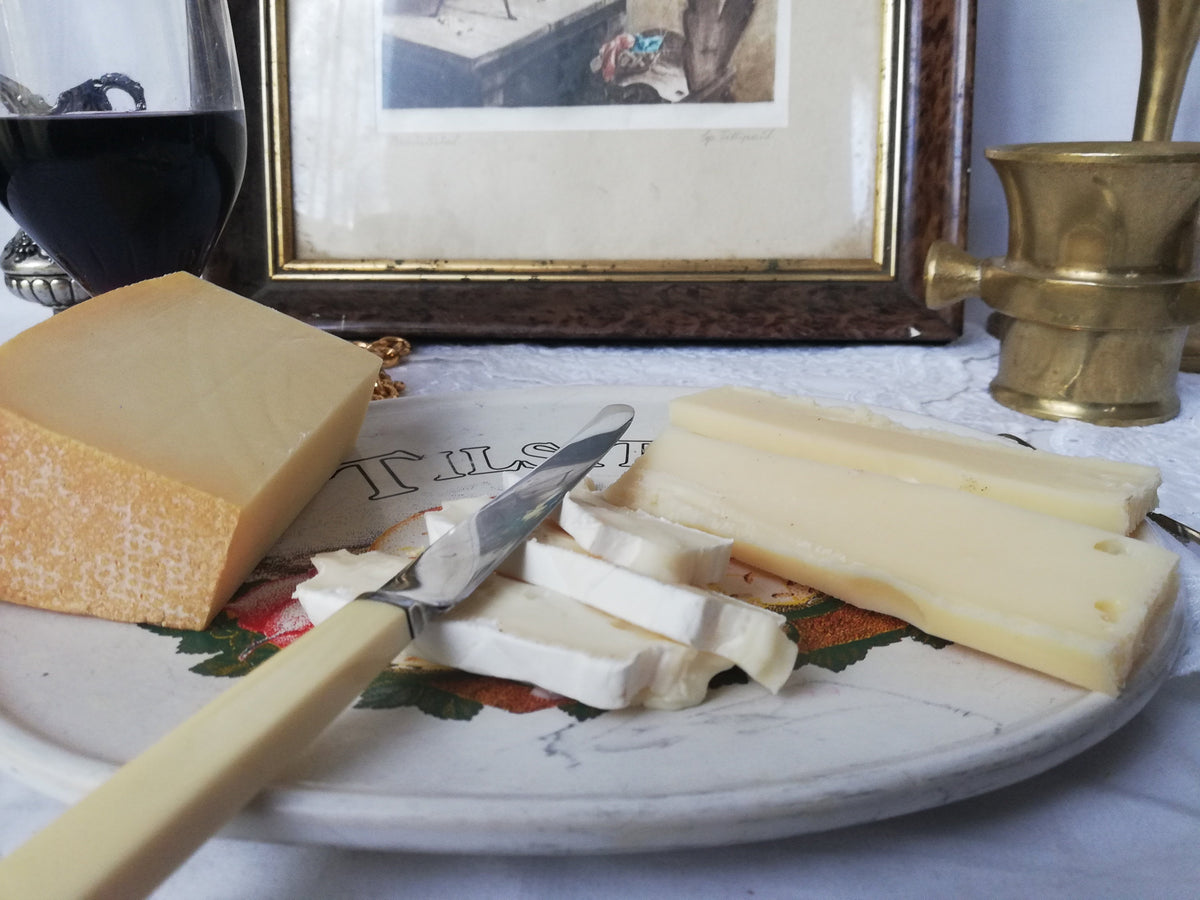 Käseteller mit Käse und Wein