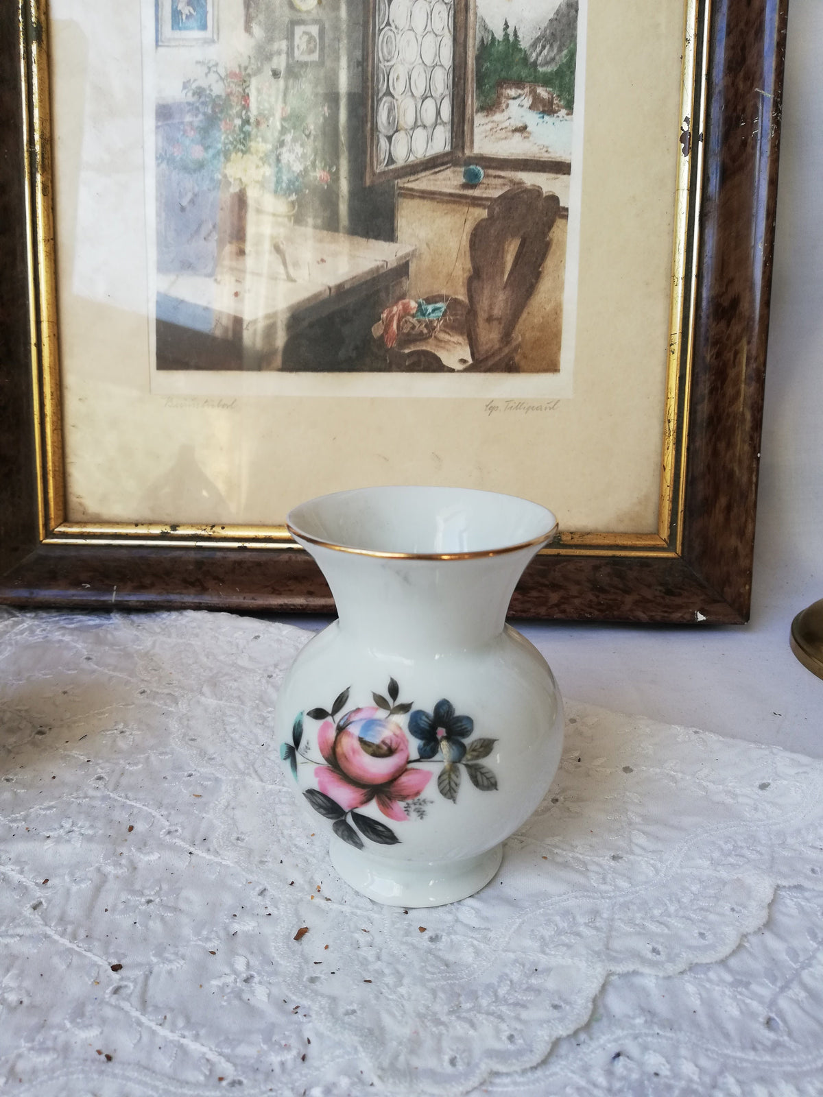 Kleine Porzellanvase Royal Porcelain Bavaria KM mit Rose, Gesamtansicht