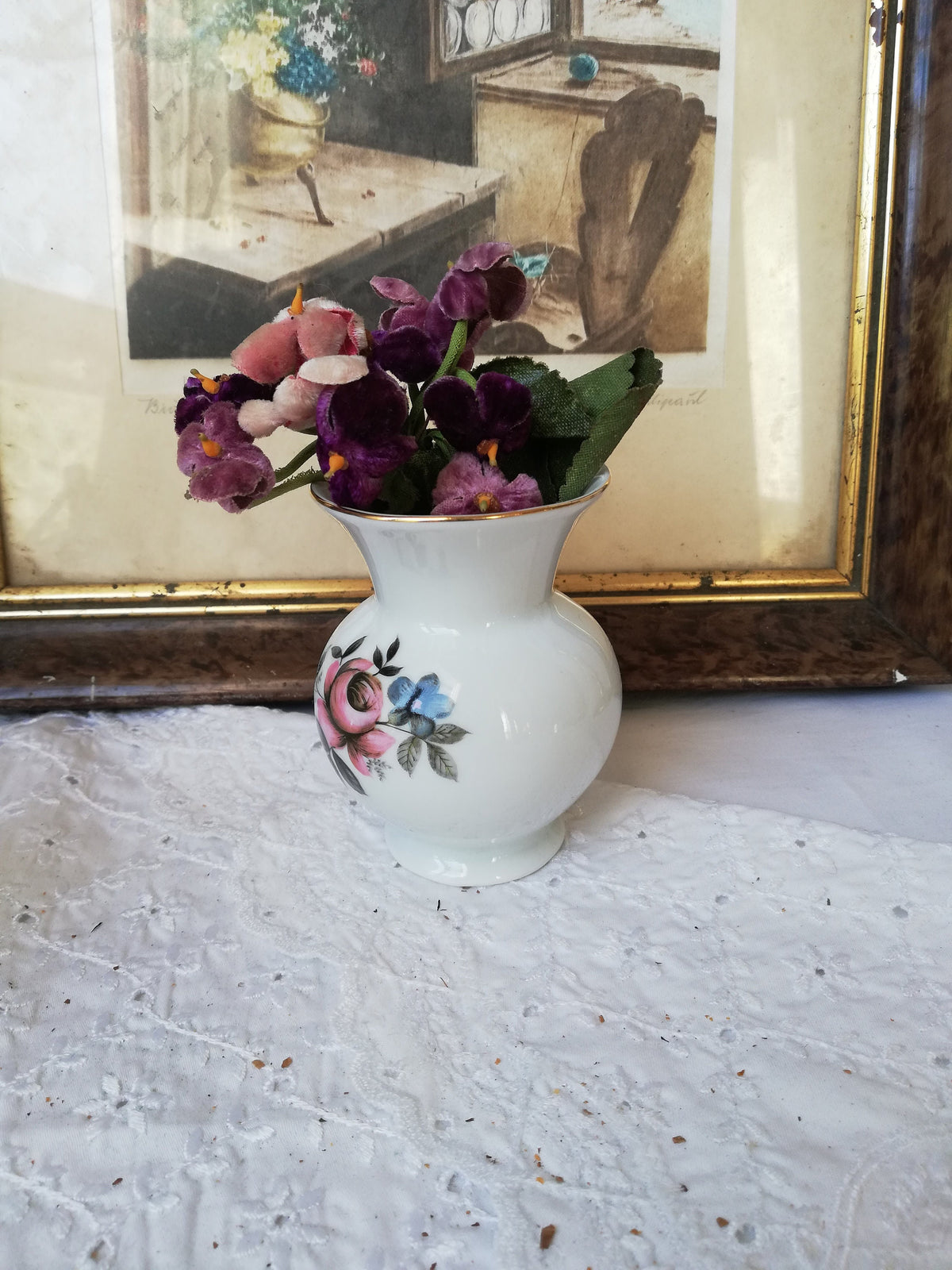 Vase mit kleiner Blüte