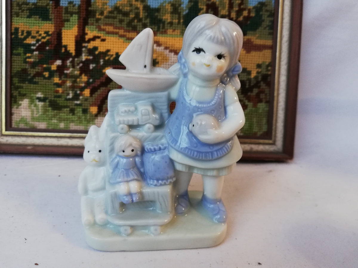 Porzellanfigur Mädchen mit Spielzeug in Pastellfarben – Gesamtansicht, Vintage Deutschland