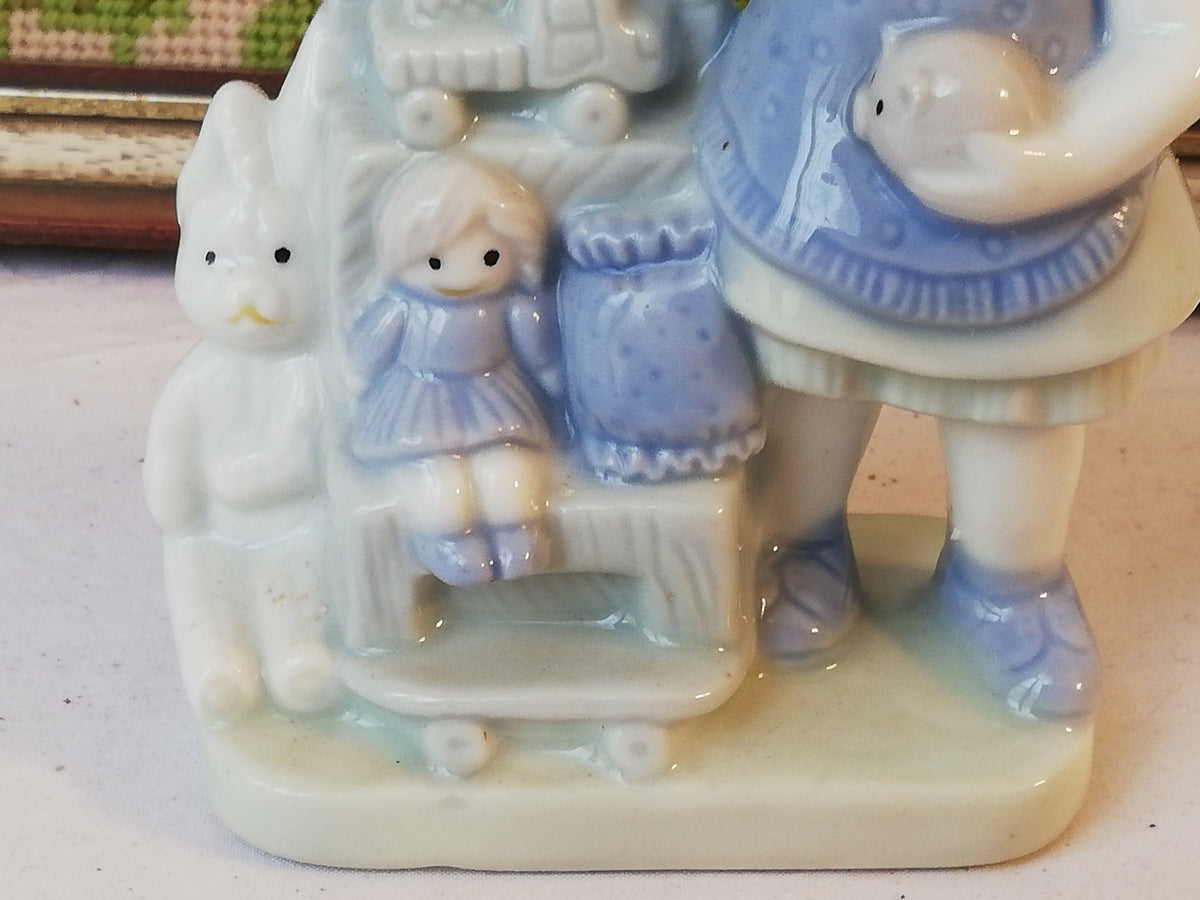 Hase neben dem Stuhl im Detail
