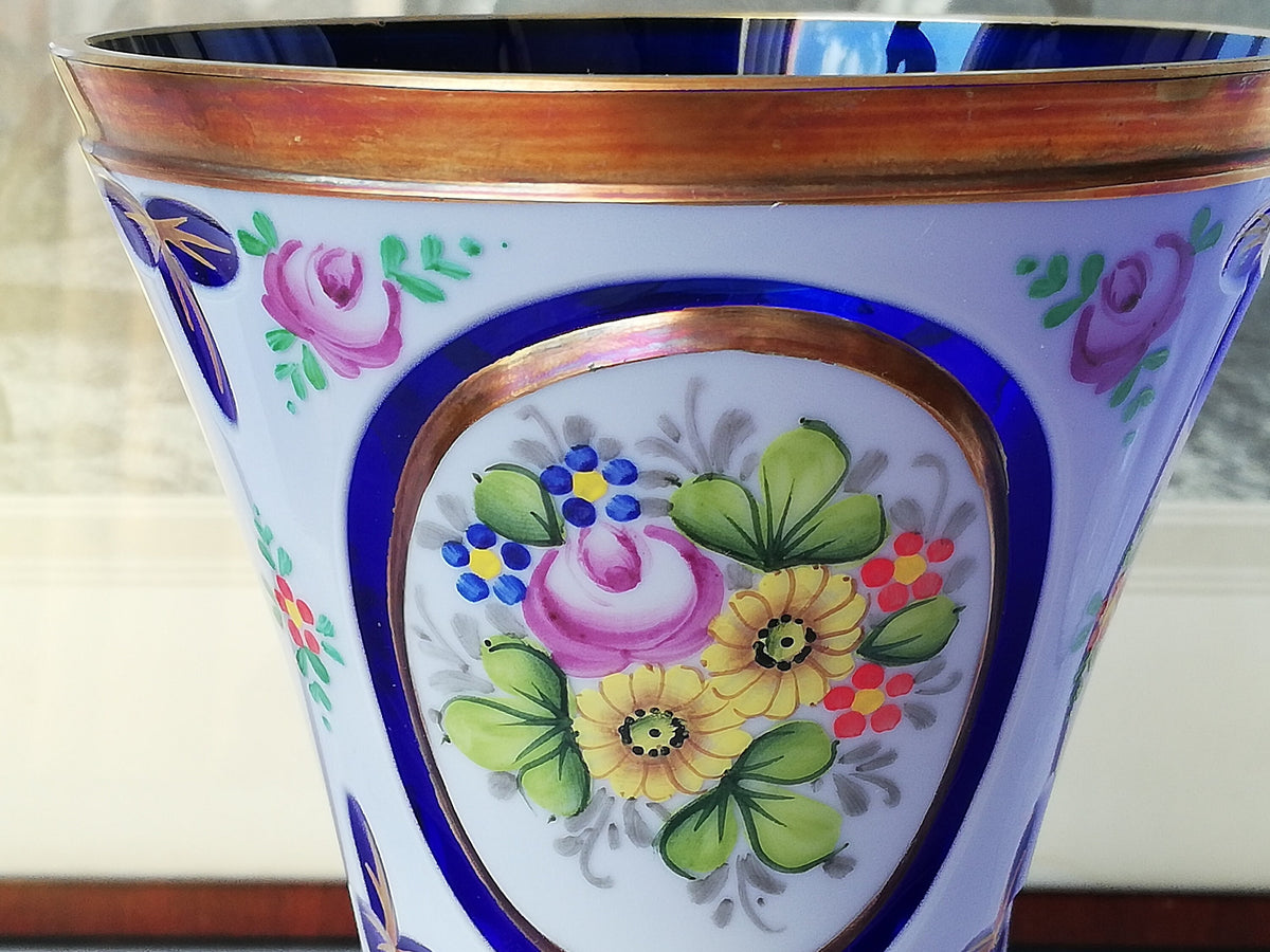 Blau leuchtendes Glas an geschliffenen Stellen der Vase