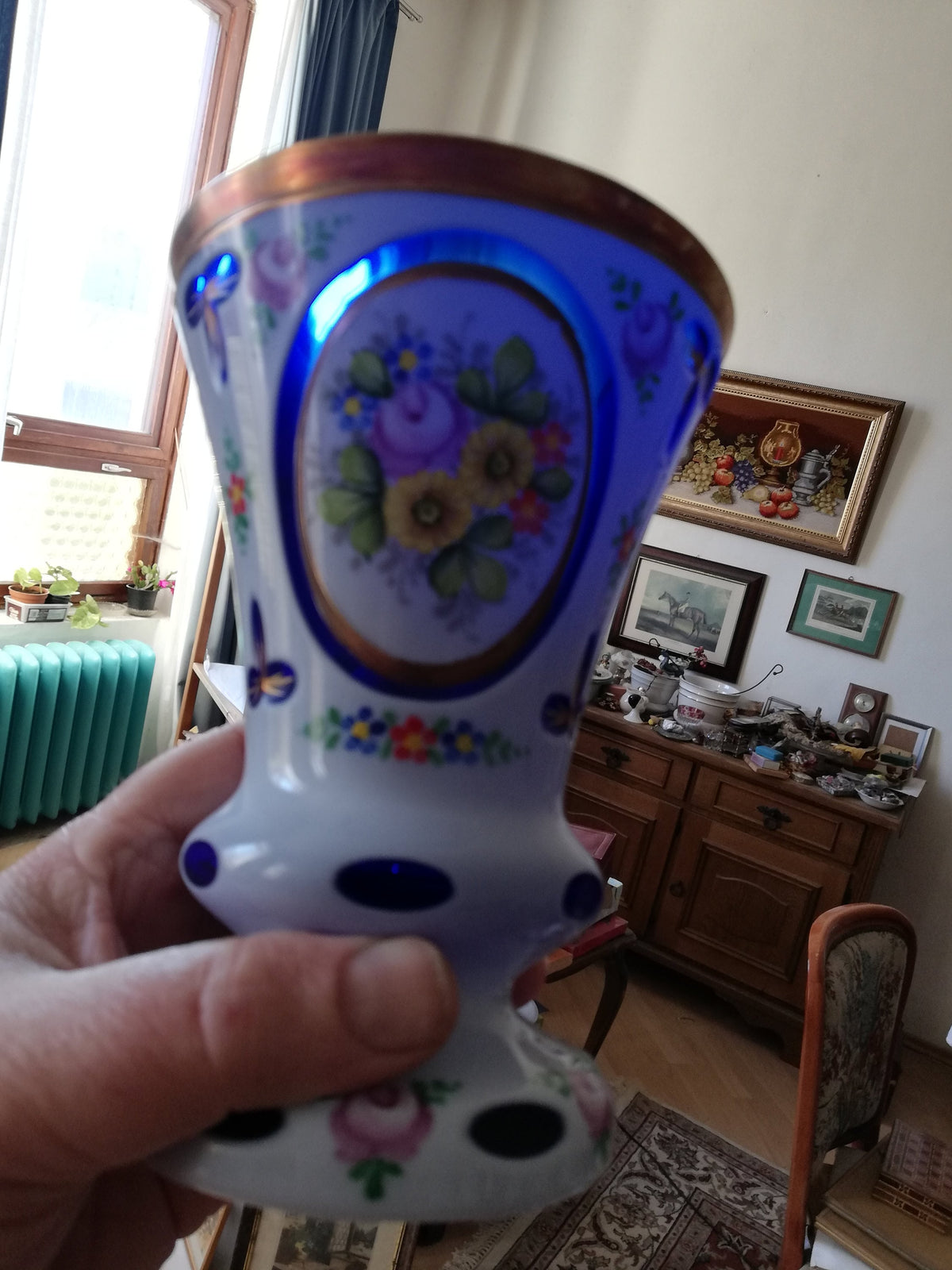 Seitenansicht der 15 cm hohen Vase im Licht