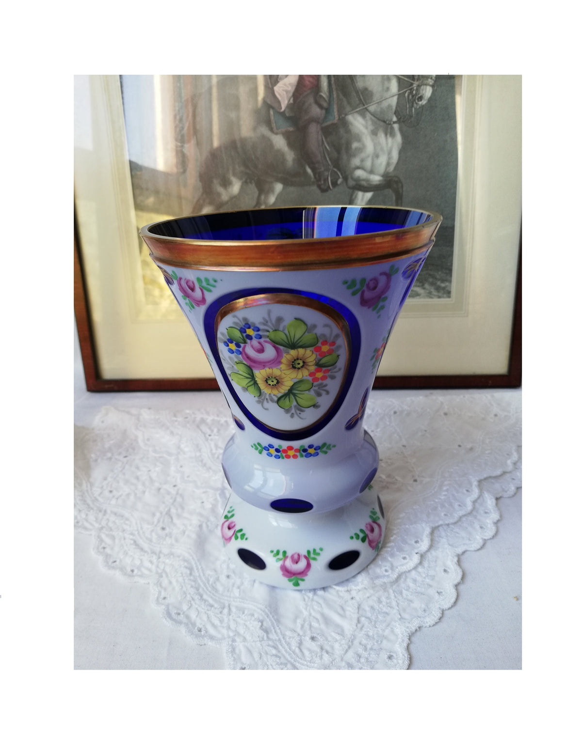 Blau-weiße Böhmische Glasvase mit Emaille und Goldrand – Gesamtansicht, Vintage 1920er