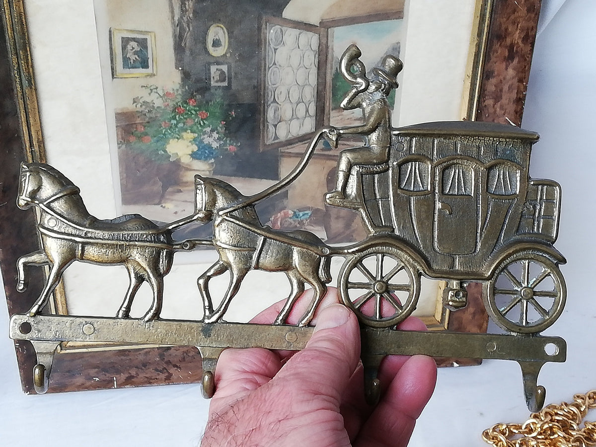 Patina auf dem Messing des Kutschenmotivs