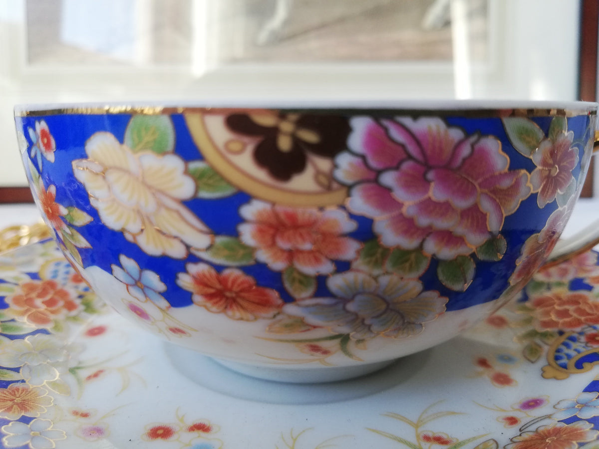 Bunte Blumenmotive auf der Tasse im Detail