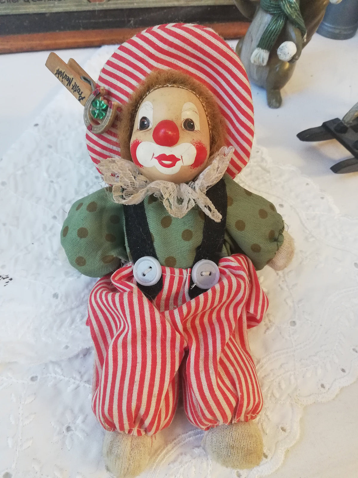 Bunte Kleidung aus Stoffresten im Detail