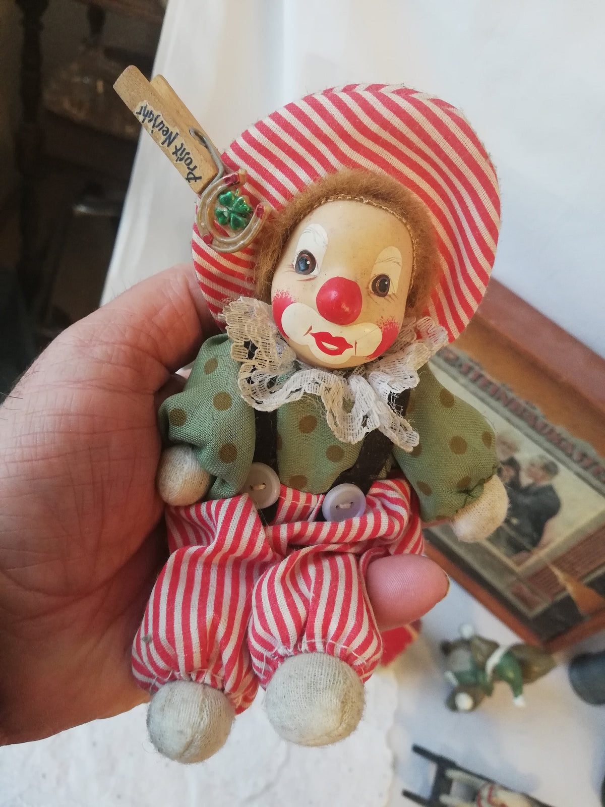 Clown sitzend im Regal