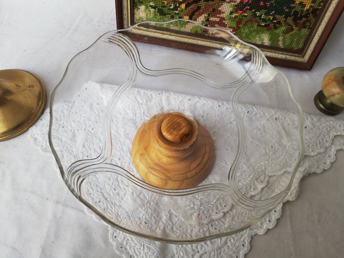 Detail der parallel geschliffenen Linien im Glas