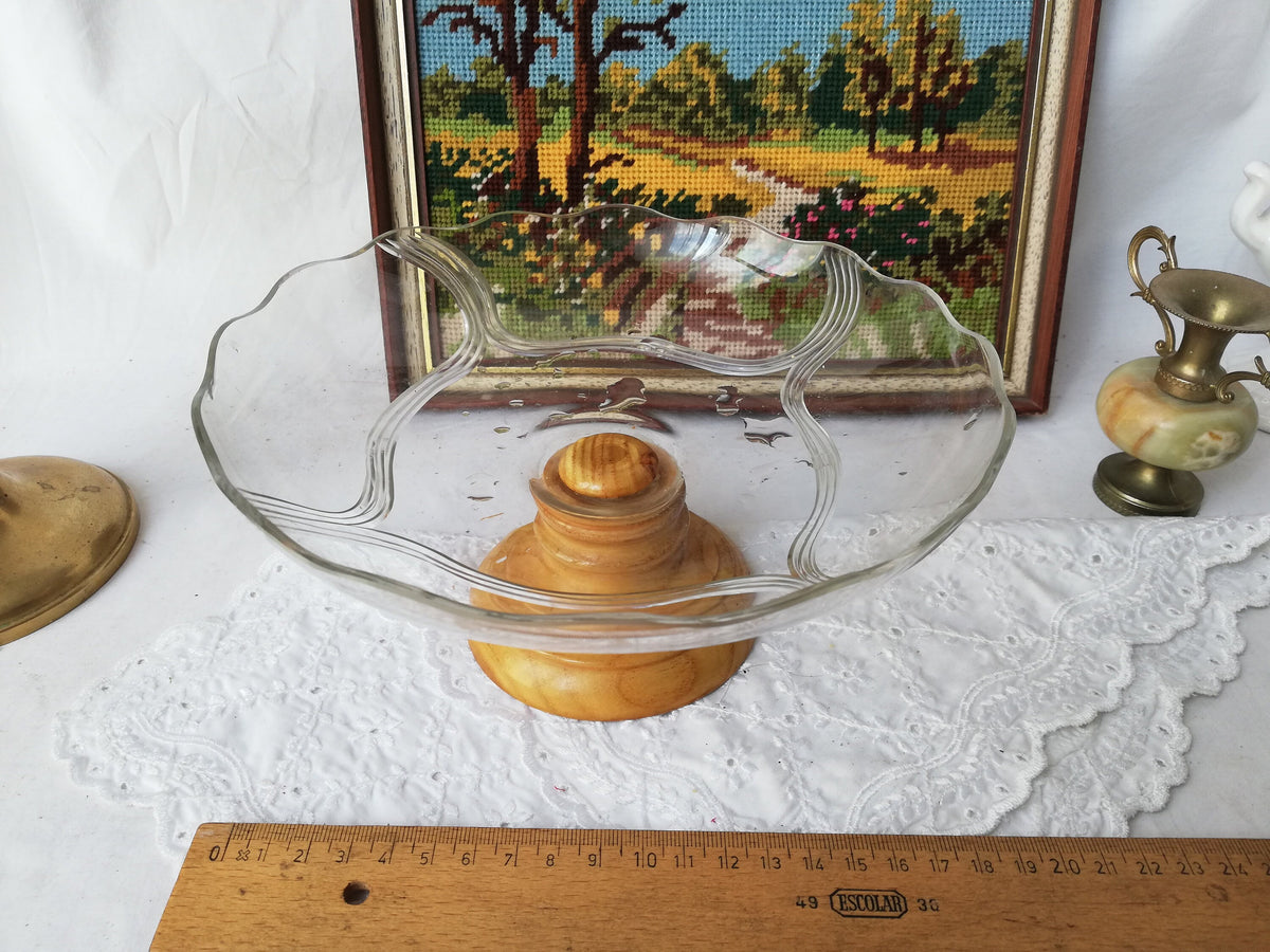 Glasschale mit Obst im rustikalen Landhaus-Ambiente