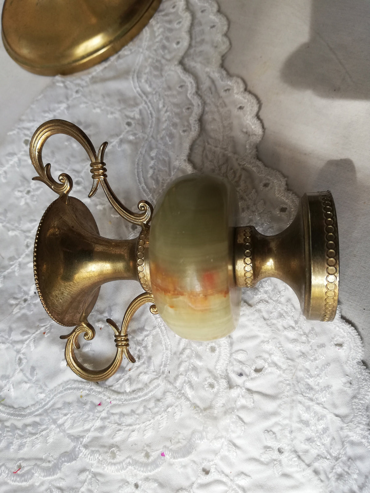 Seitenansicht der 9 cm hohen Amphorenvase