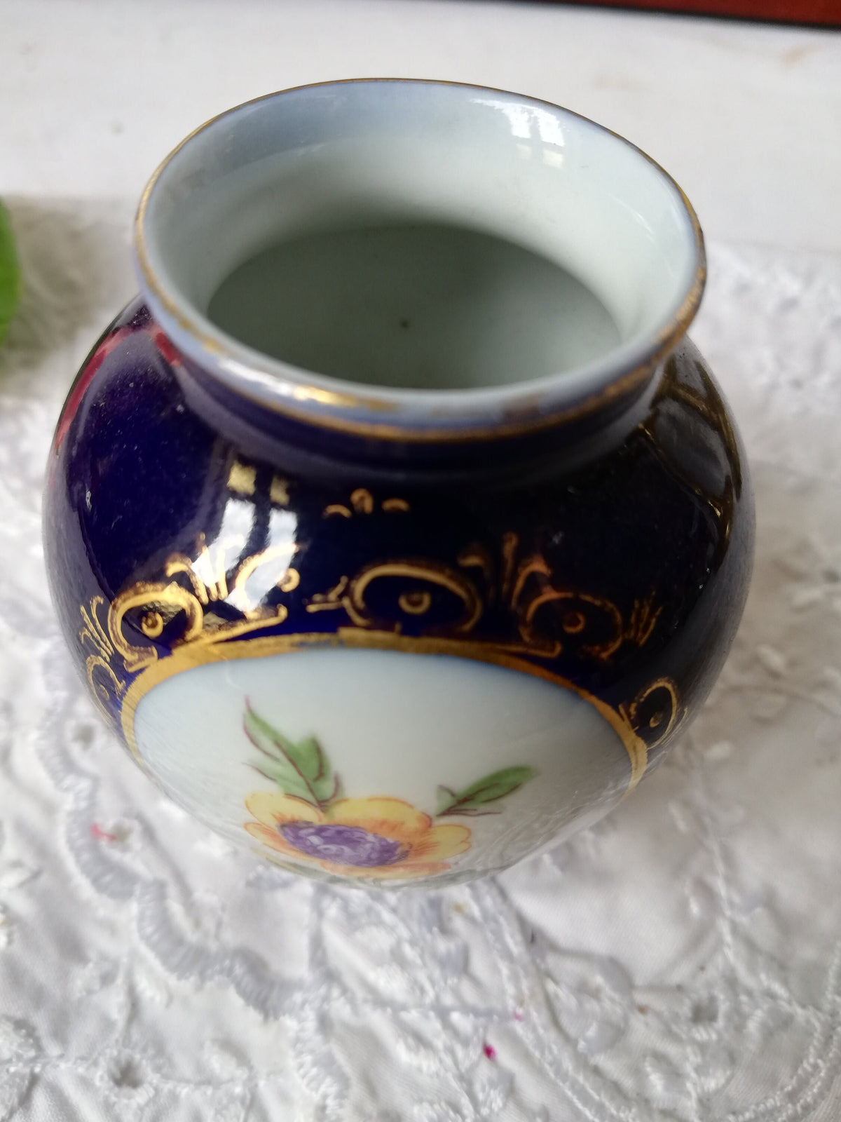Goldene Ornamente als Rahmen um das Blumenbild