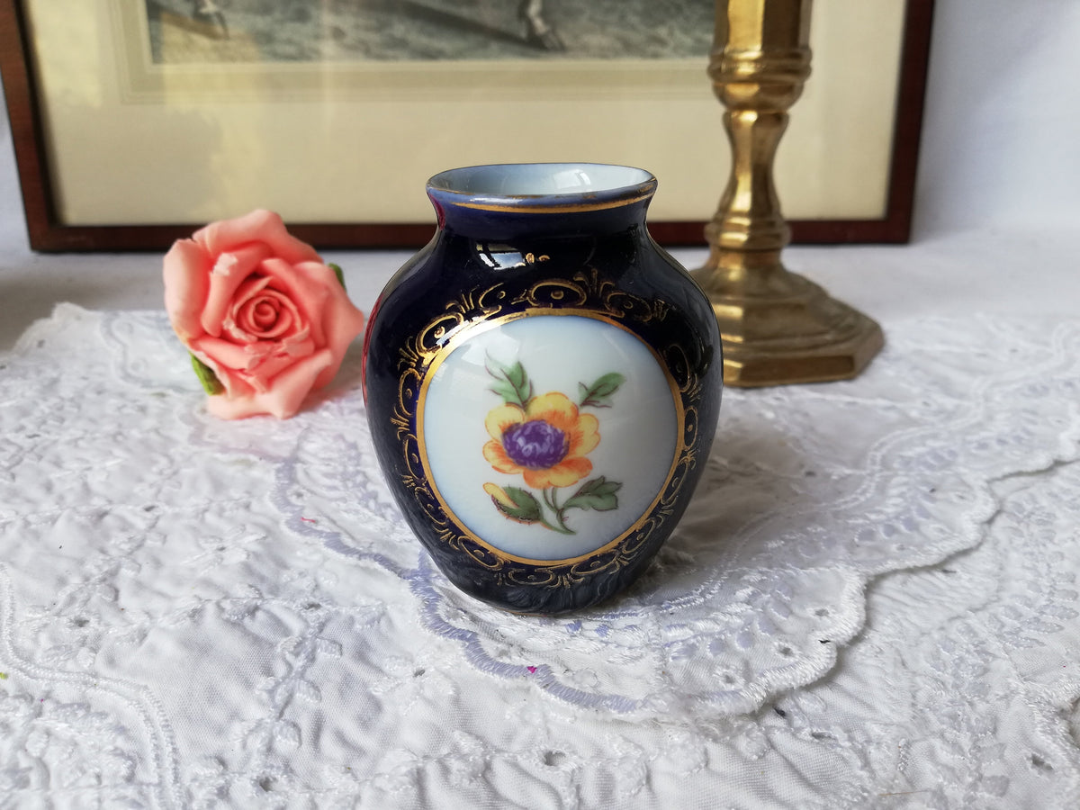 Kleine Ilmenau Porzellanvase in Kobaltblau mit Blumenmedaillon – Gesamtansicht, Vintage Deutschland