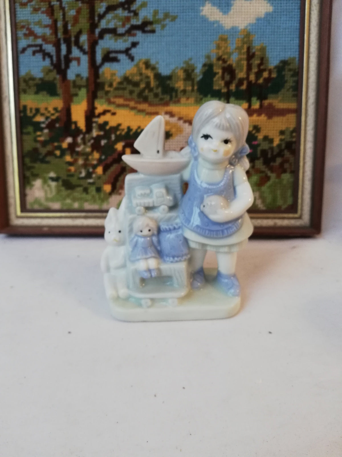 Detail des Stuhls mit Puppe und Segelschiff-Motiv