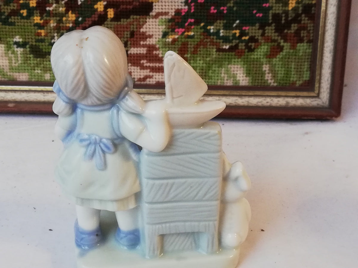 Rückansicht der Porzellanfigur mit Stuhl