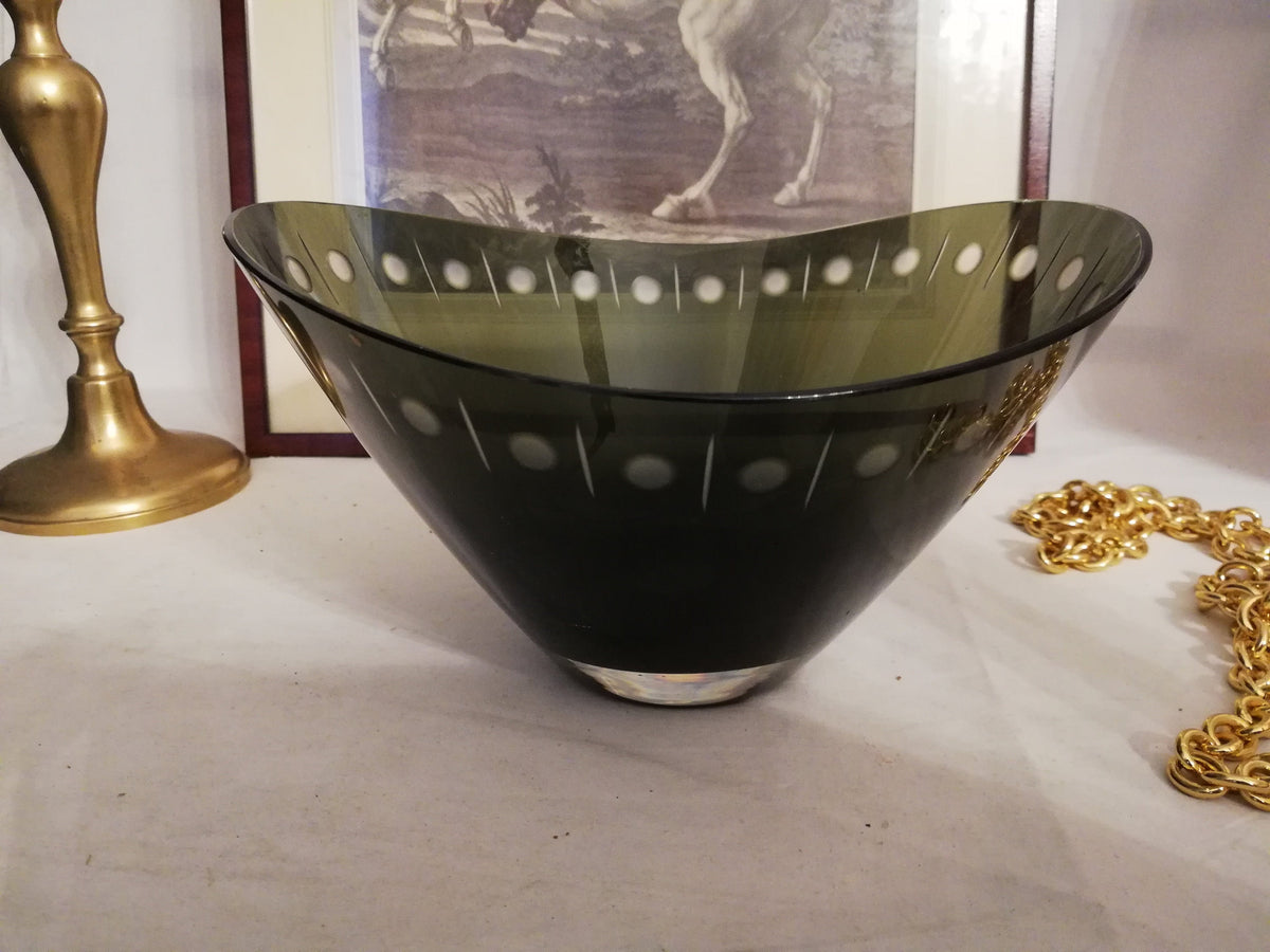 Dunkelgrüne Glasschale mit geschliffenem Randmuster – Gesamtansicht, Vintage Österreich 1980er