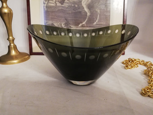 Dunkelgrüne Glasschale mit geschliffenem Randmuster – Gesamtansicht, Vintage Österreich 1980er