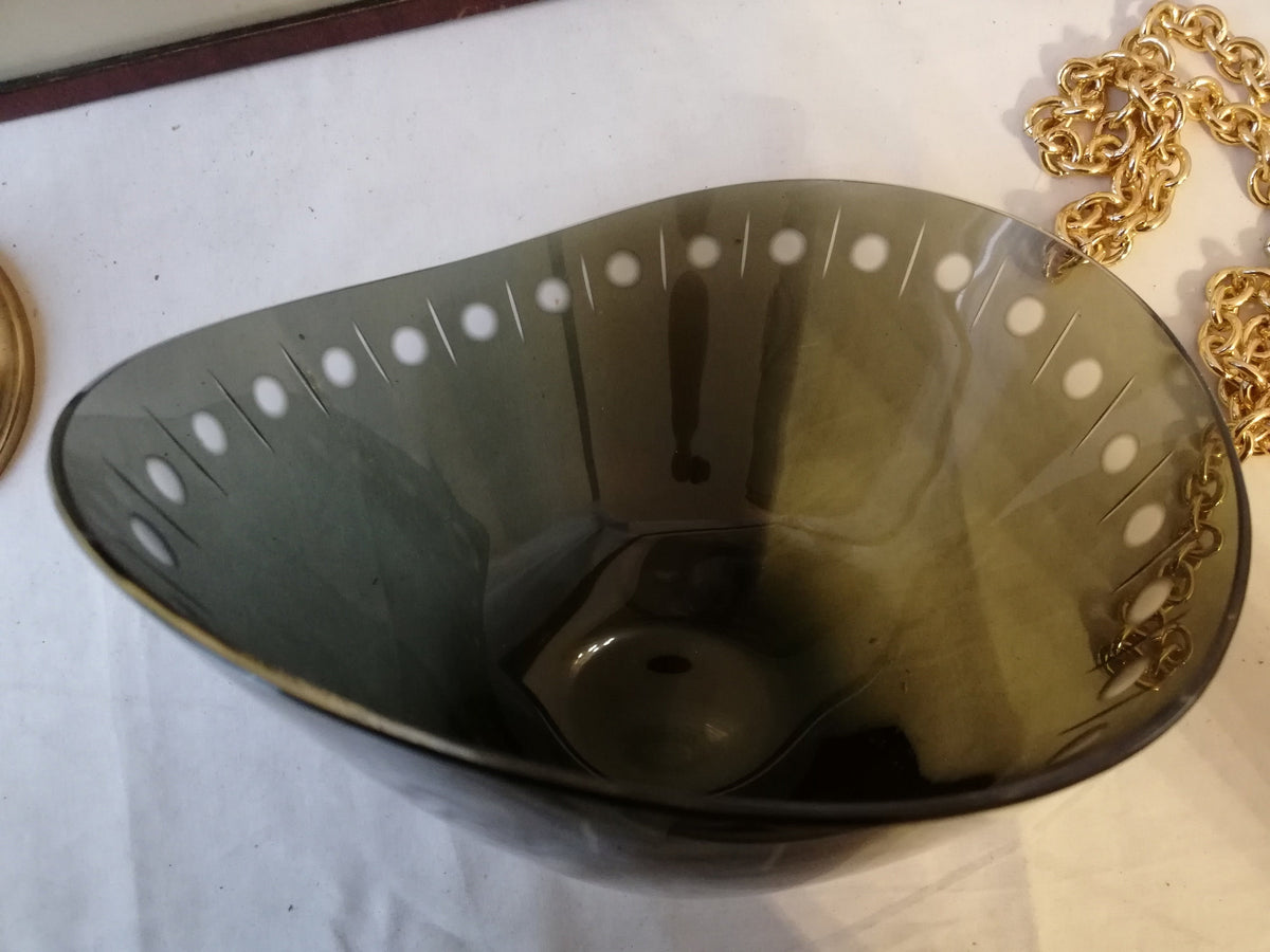 Dunkelgrünes Glas im Streiflicht von der Seite
