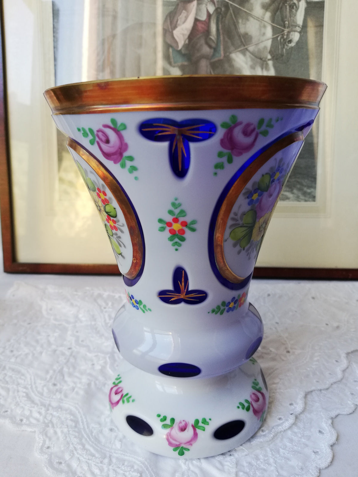 Handgemalte Blumenmotive auf der Emailleoberfläche