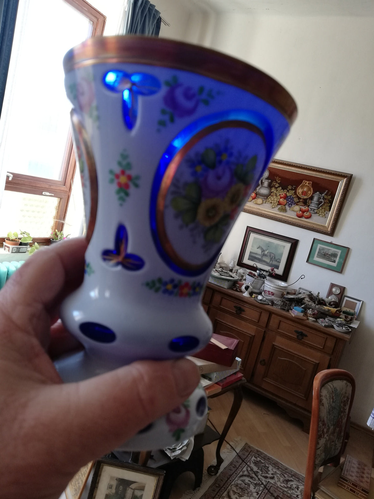 Leicht abgeriebene Stelle am Goldrand der Vase
