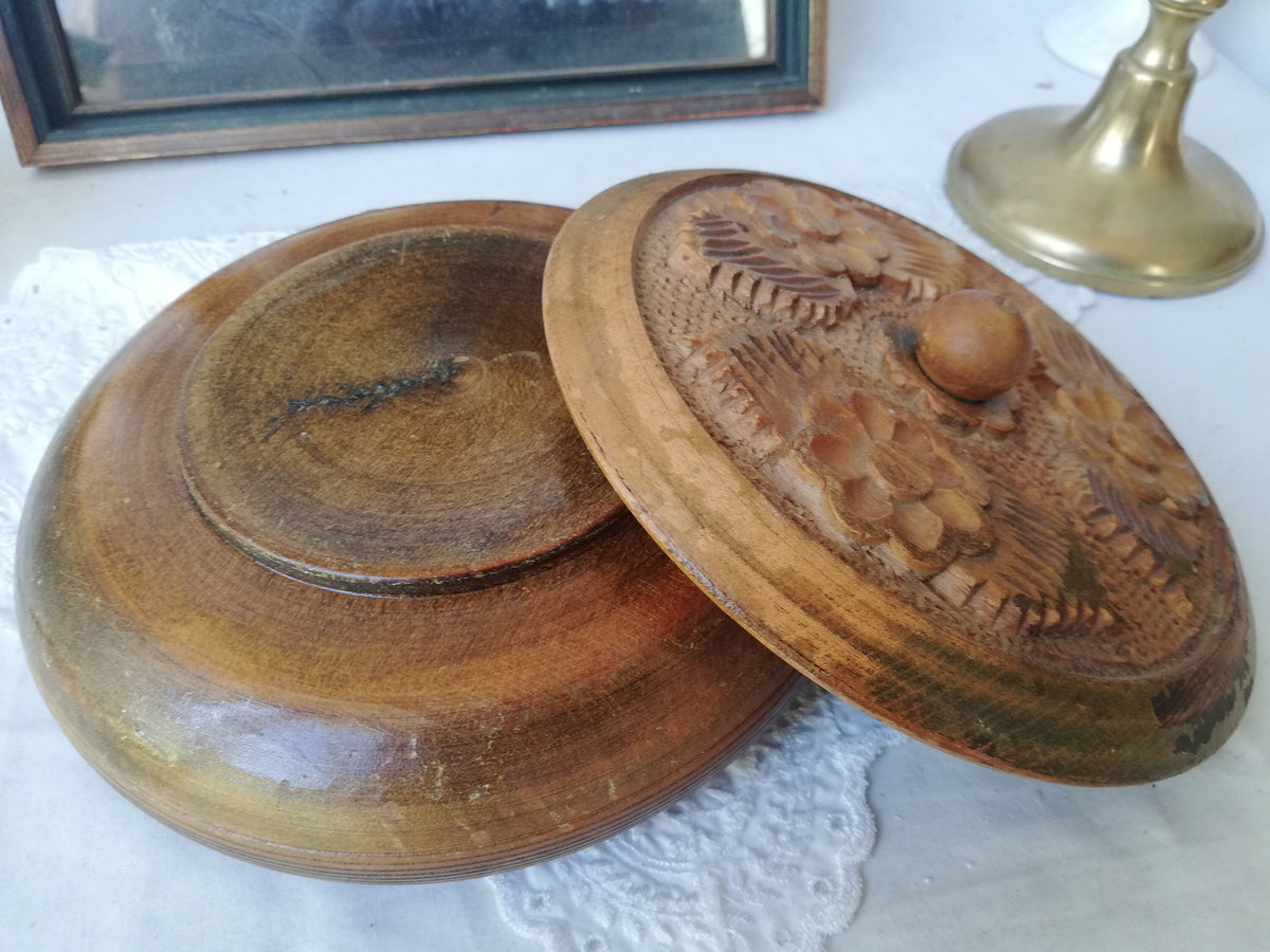 Holzdose mit Nüssen gefüllt in rustikaler Stube
