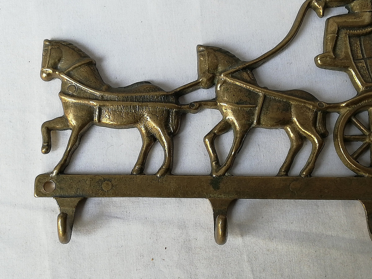 Detail der Postkutsche mit zwei Pferden und Postillion