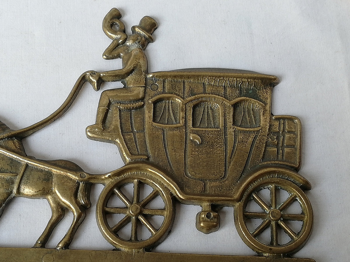 Nahaufnahme des Postillions mit Horn am Kutschbock