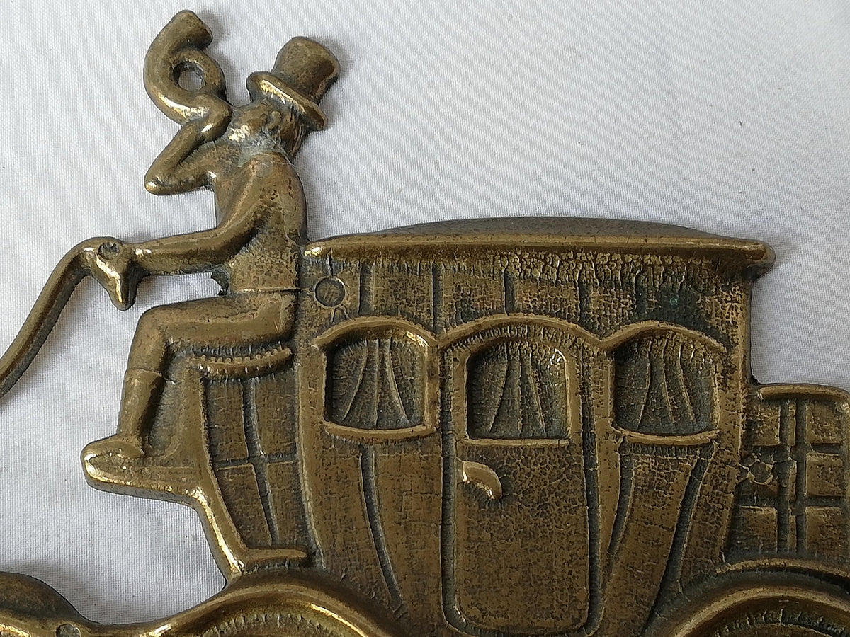 Vier Haken des Messing-Handtuchhalters im Detail