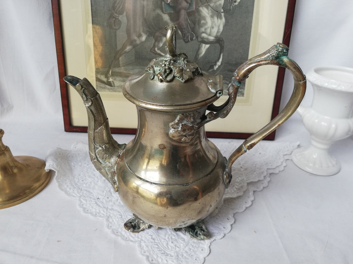 Versilberte Teekanne mit Weinlaub-Relief – Gesamtansicht, Vintage vor 1920