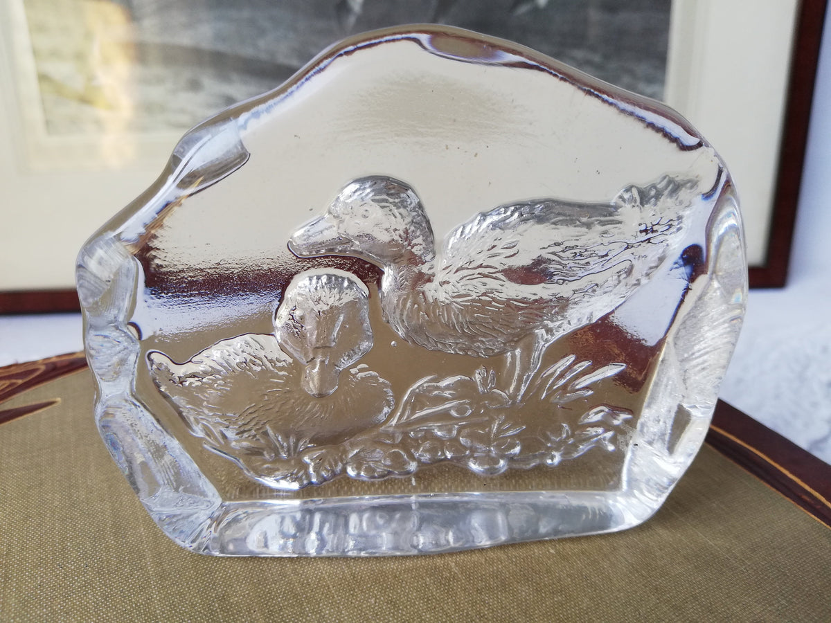Glas-Briefbeschwerer mit zwei gravierten Enten – Gesamtansicht, Vintage 1990er