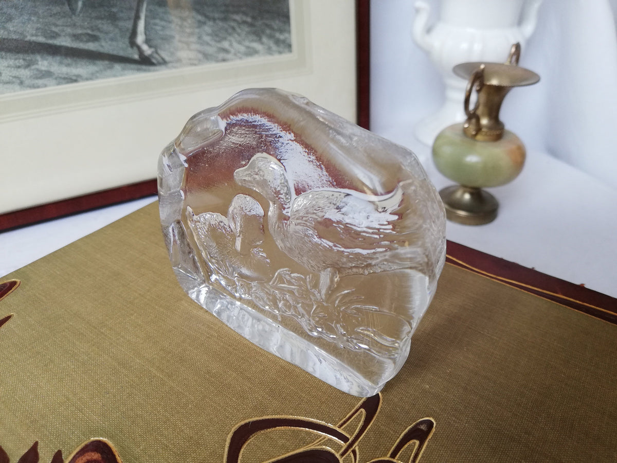 Seitenansicht des 2 cm tiefen Briefbeschwerers aus Glas