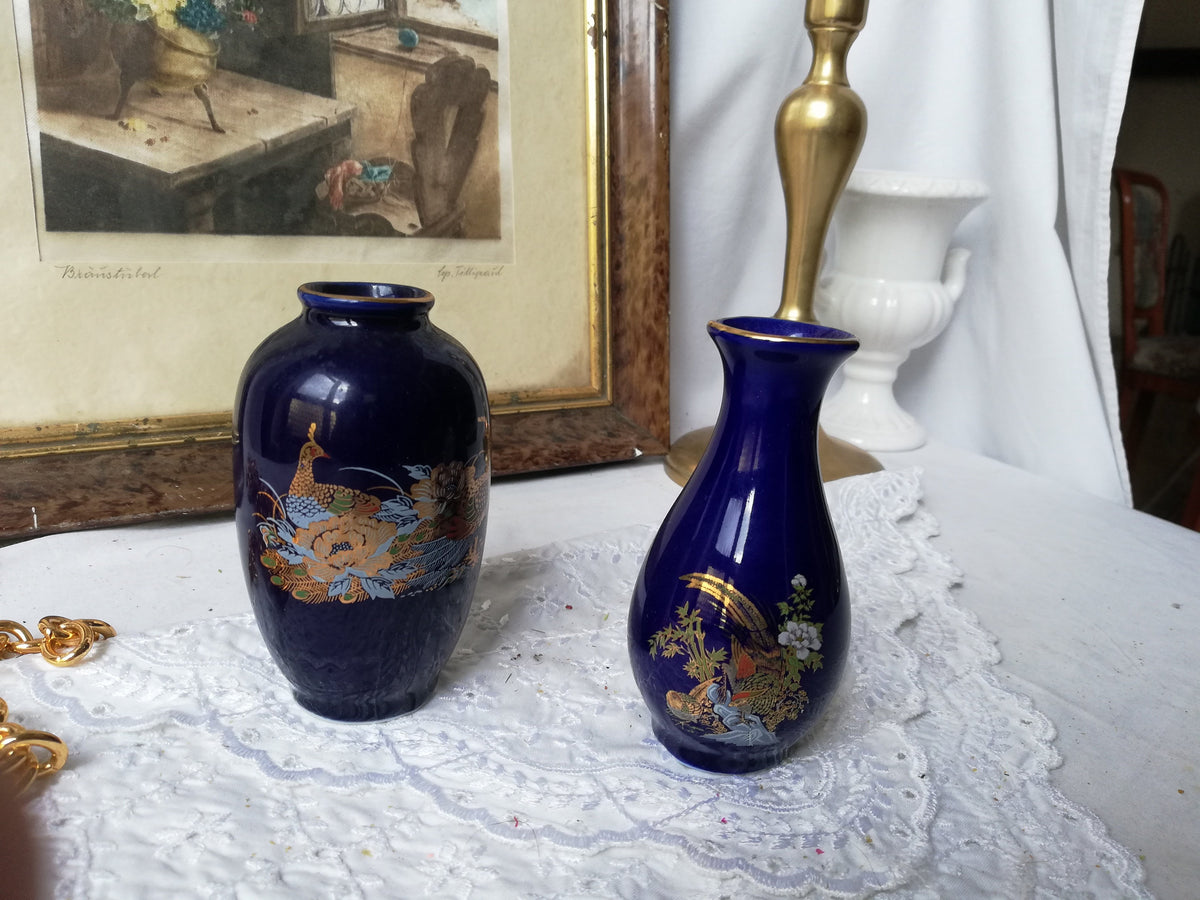 Zwei kleine dunkelblaue Porzellanvasen mit goldenen Fasanen, 1980er