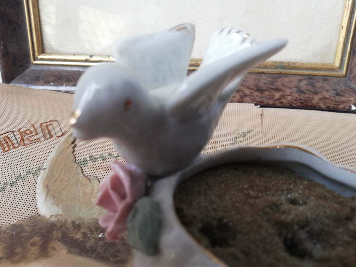Rückseite des Porzellangefäßes mit Vogelfigur