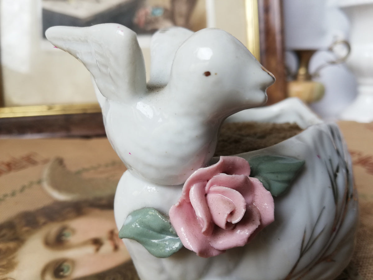 Porzellangefäß mit Kunstblumen-Arrangement
