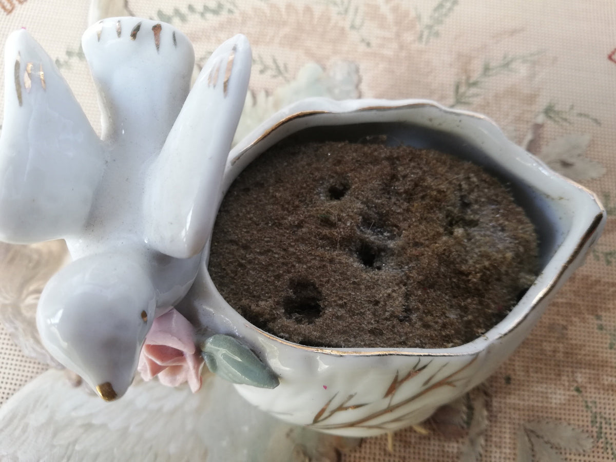 Kleines Porzellan-Gesteck als Regaldekoration im Cottagecore-Stil