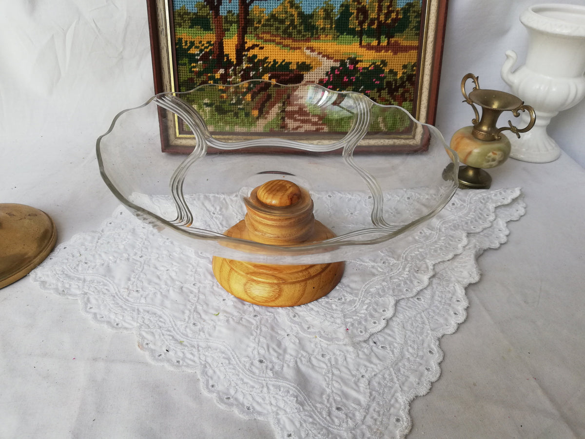 Glasschale mit Holzfuß und geschliffenen Linien – Gesamtansicht, Vintage 1980er