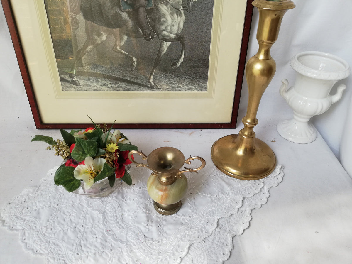 Zierliche Reliefhenkel aus Messing im Detail