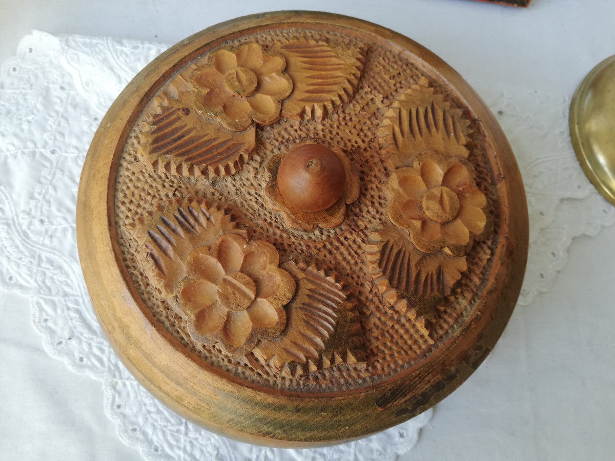 Geschnitzte Blumenmotive auf dem Deckel im Detail