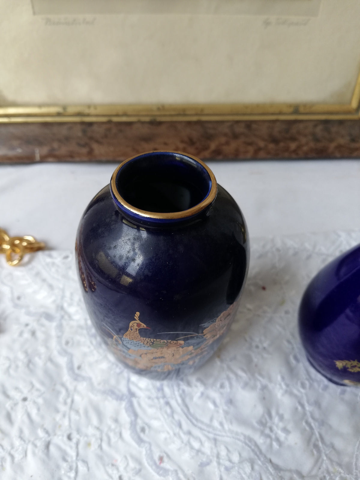 Beriebener Goldrand am Hals der schlanken Vase