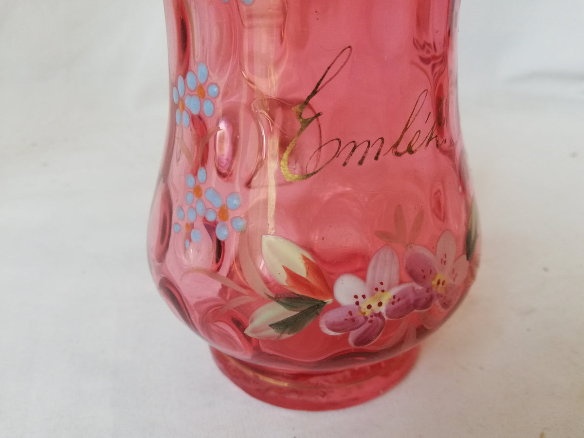 Handgemalte Blumen auf rosa Glas