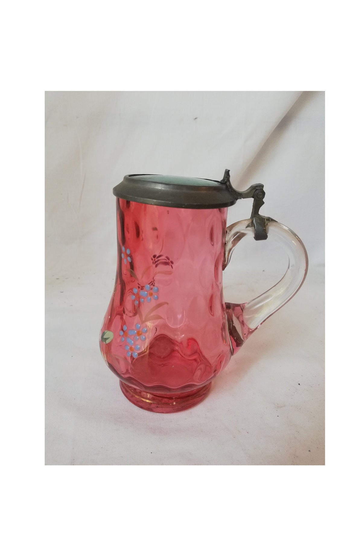 Rosa Glaskrug mit Zinndeckel und handgemalten Blumen, Ungarn, Gesamtansicht