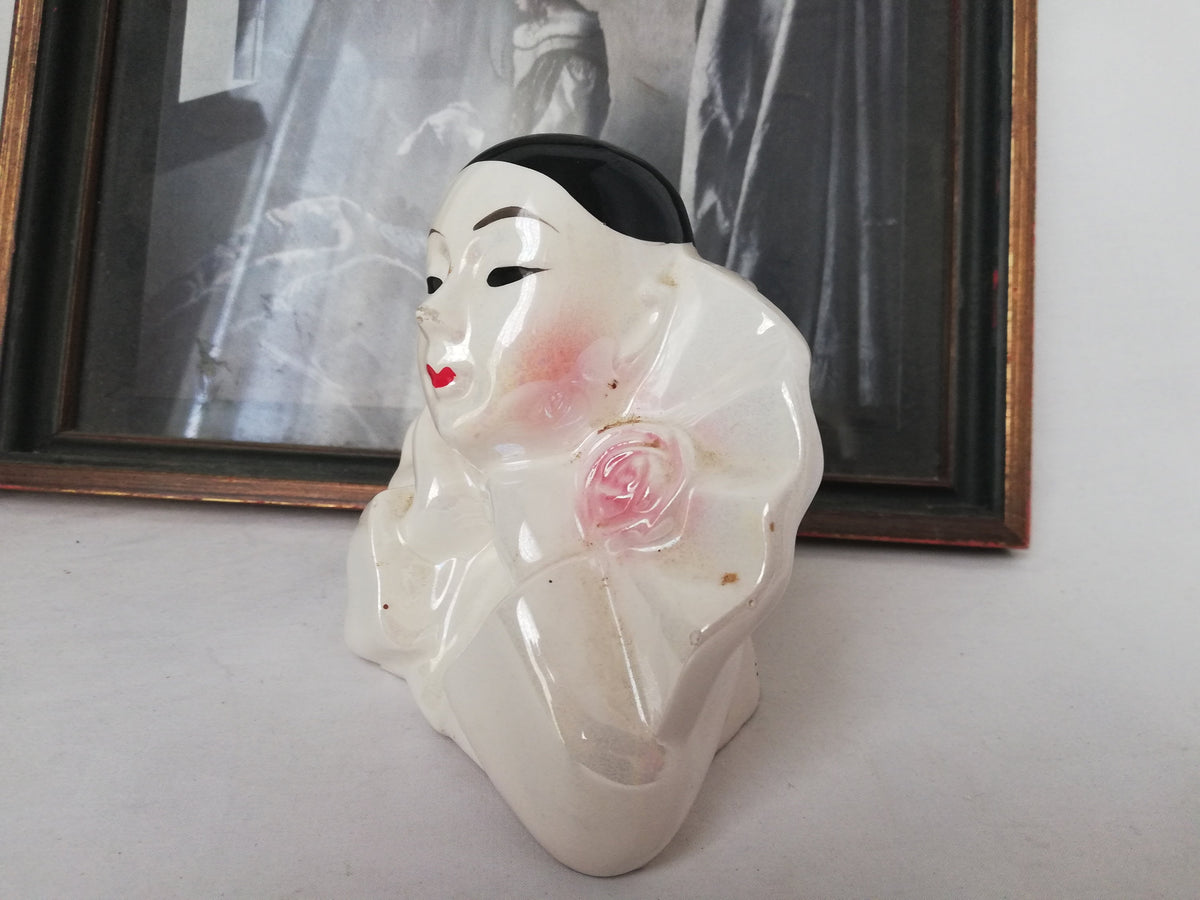 Seitenansicht des Pierrot-Kopfes mit Halskrause