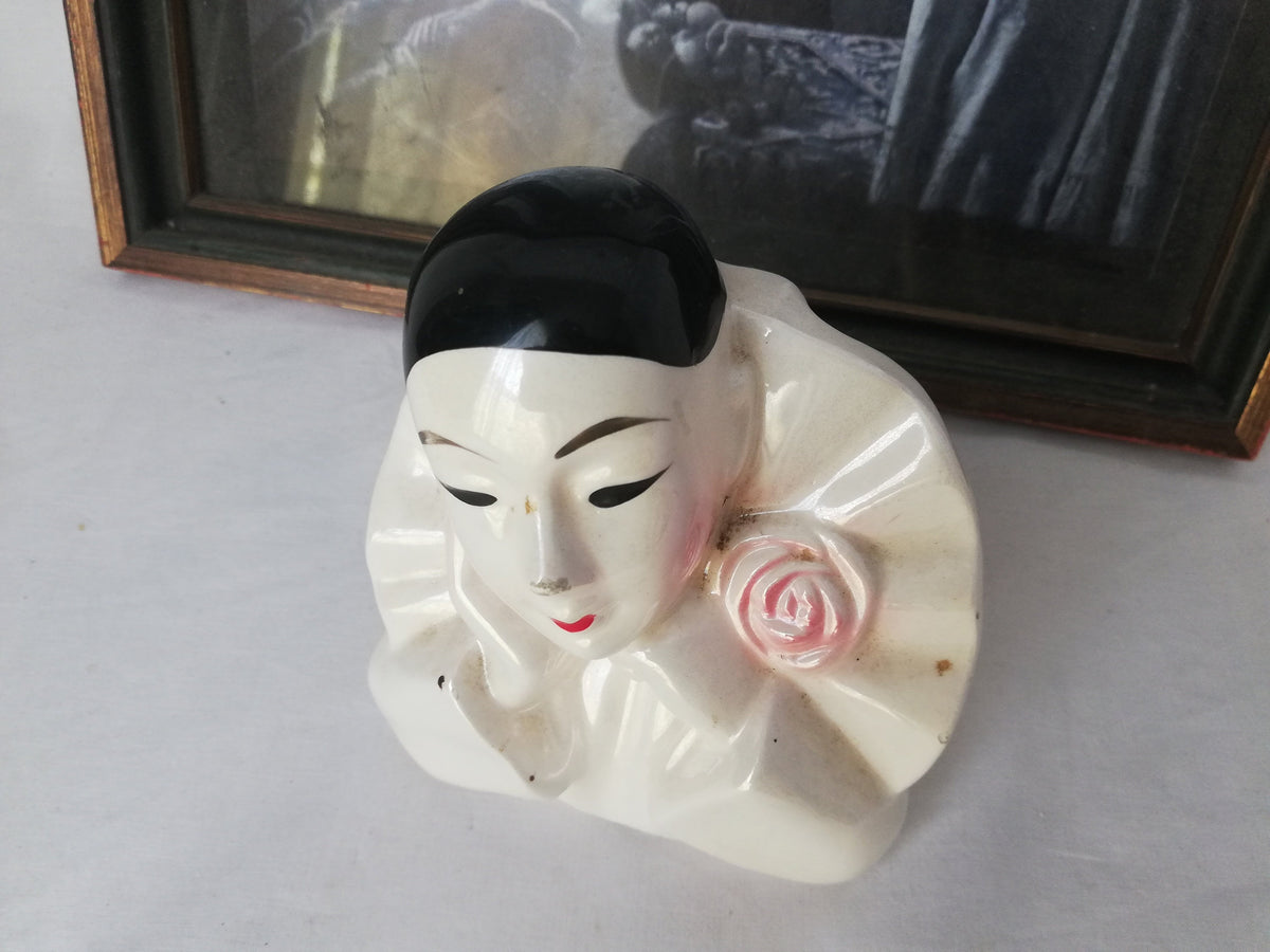 Pierrot-Kopf als Regaldekoration im Vintage-Interieur