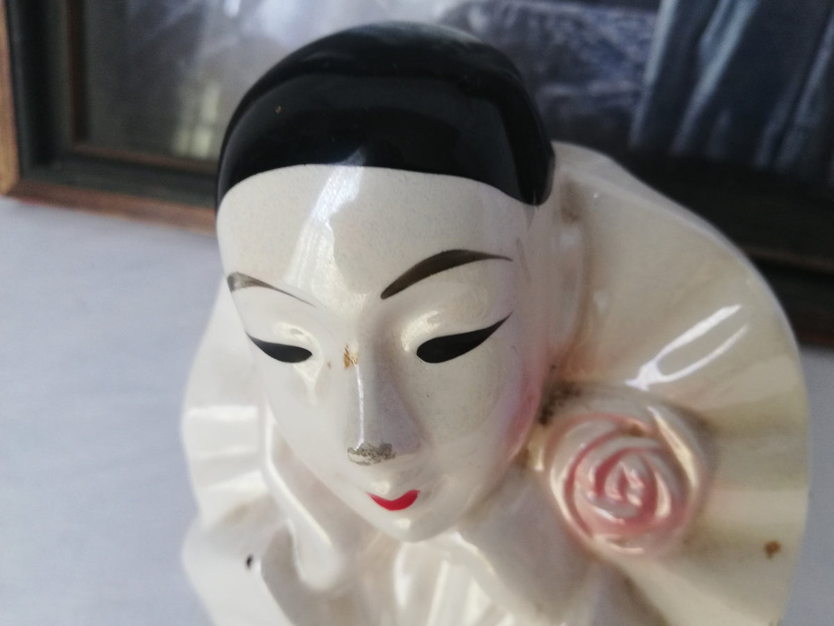 Weiße Halskrause der Porzellanfigur in Nahaufnahme