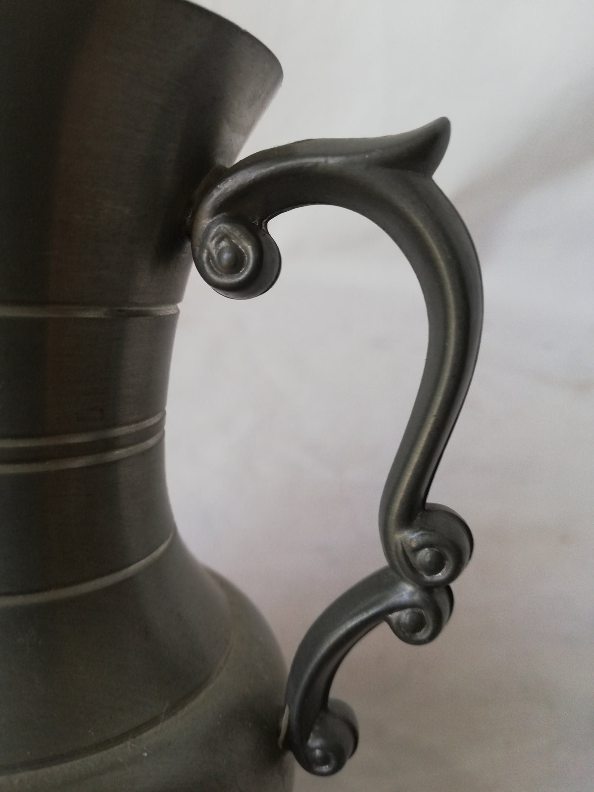 Henkel des Zinnkrugs im Detail