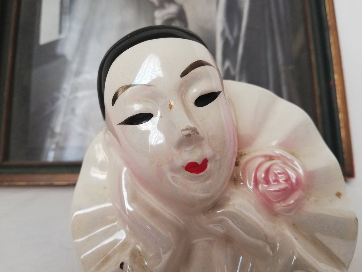 Leichte Farbabriebe an der Pierrot-Figur im Detail